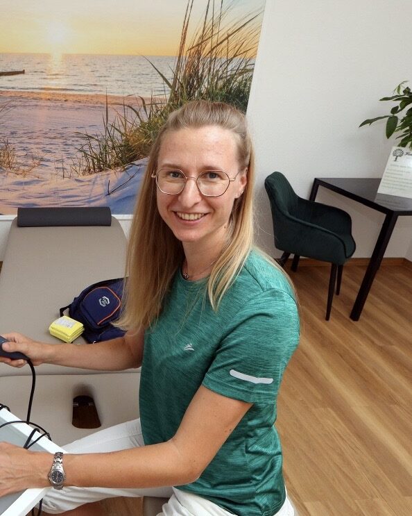 Ina Irmler, Physiotherapeutin und Inhaberin der HeilKraftOase, am Elektrotherapiegeraet